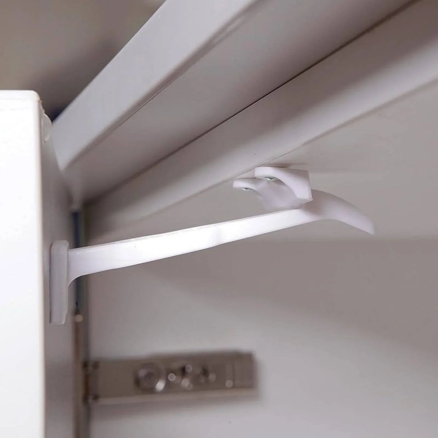 Dreambaby Wide-Grip Safety Catches 14 pcs & Socket Covers 12 pcs