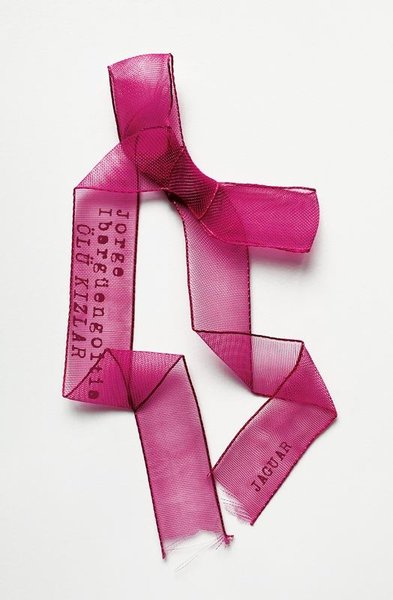 Ölü Kızlar kitap kapağı, Jorge Ibargüengoitia’nın kara mizah ve trajediyle dolu Meksika romanını Elif Kaya çevirisiyle sunar.
