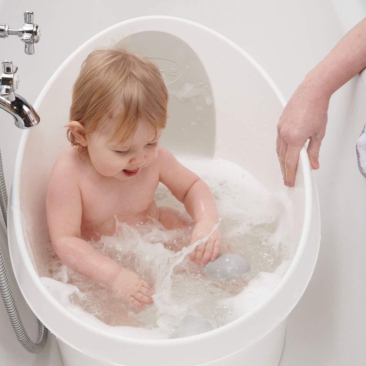 Shnuggle Toddler Bath Tub - White With Light Grey Backrest