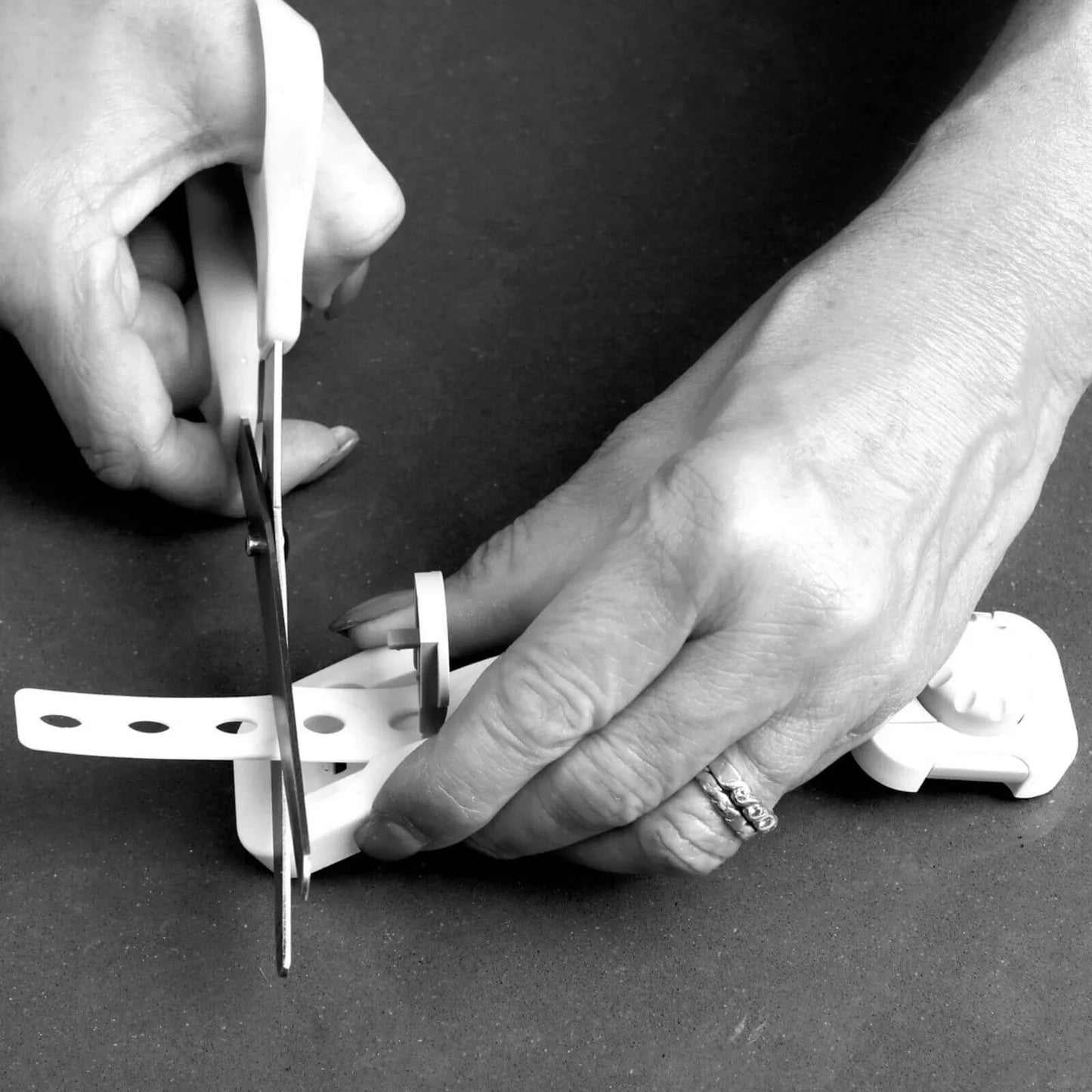 Dreambaby Twist N Lock Multi-Purpose Safety Latch Polybag Pack of 6 - White