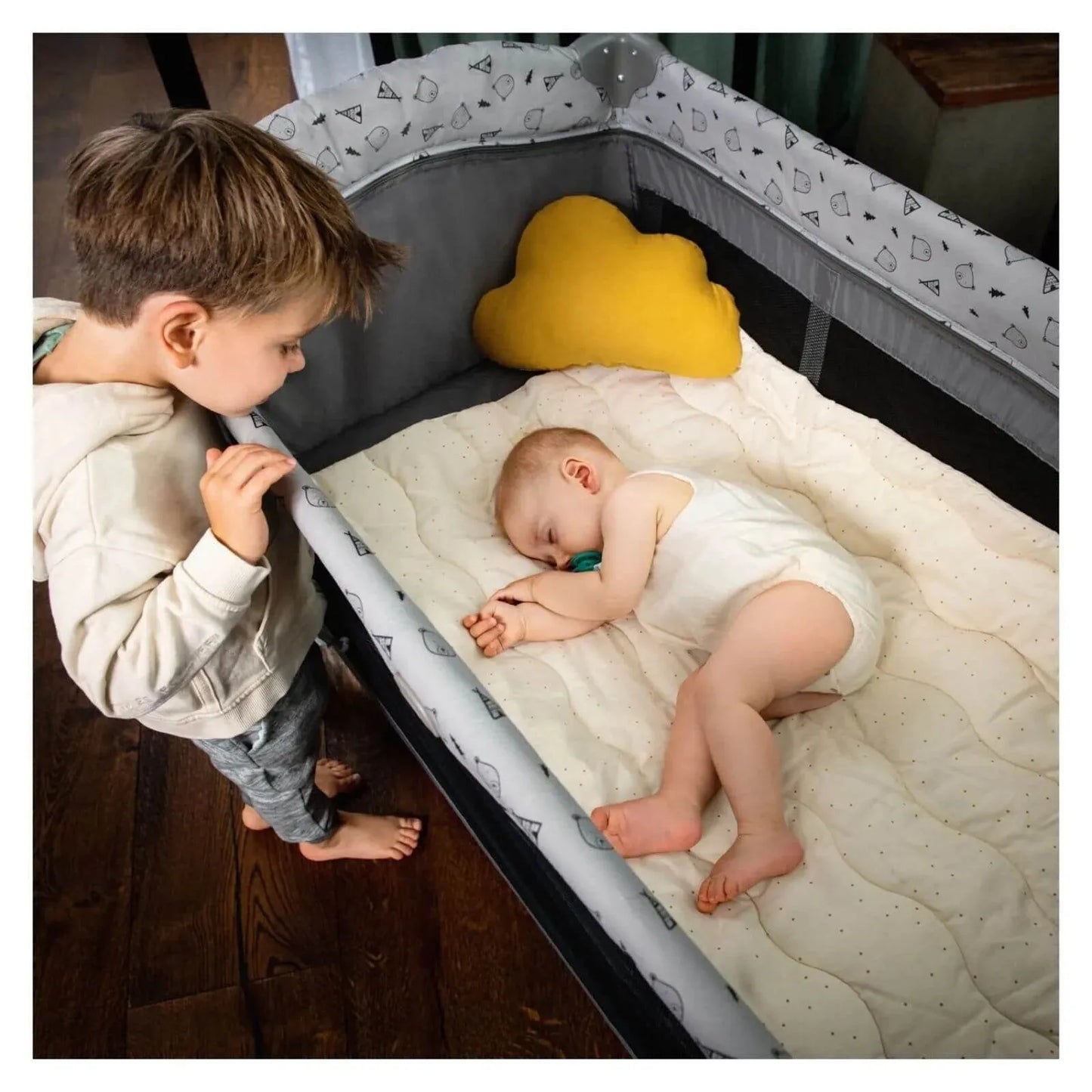 Hauck Sleep N Play Center Bassinet Travel Cot & Playpen - Stars