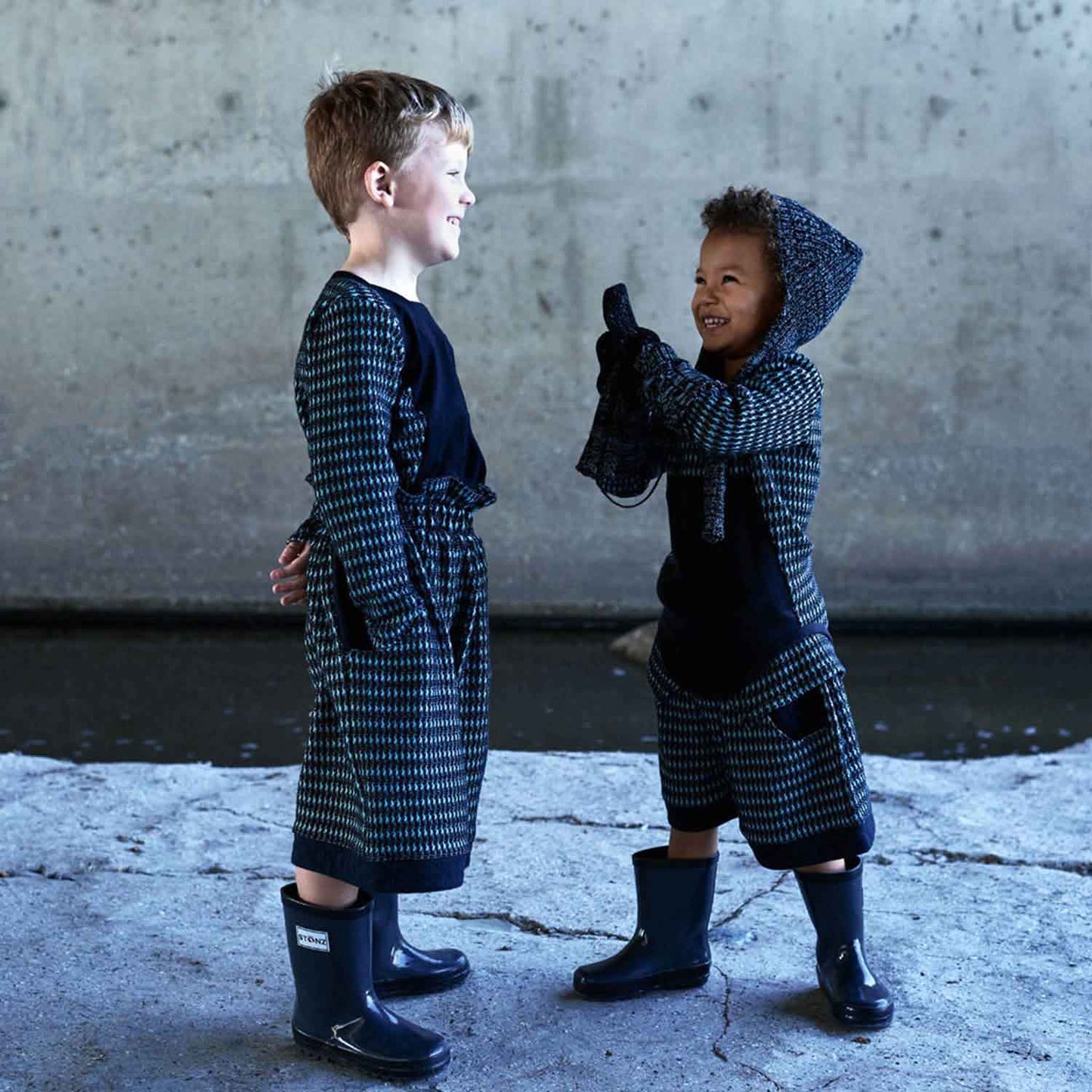 Knitted Black and Blue Gloves-1