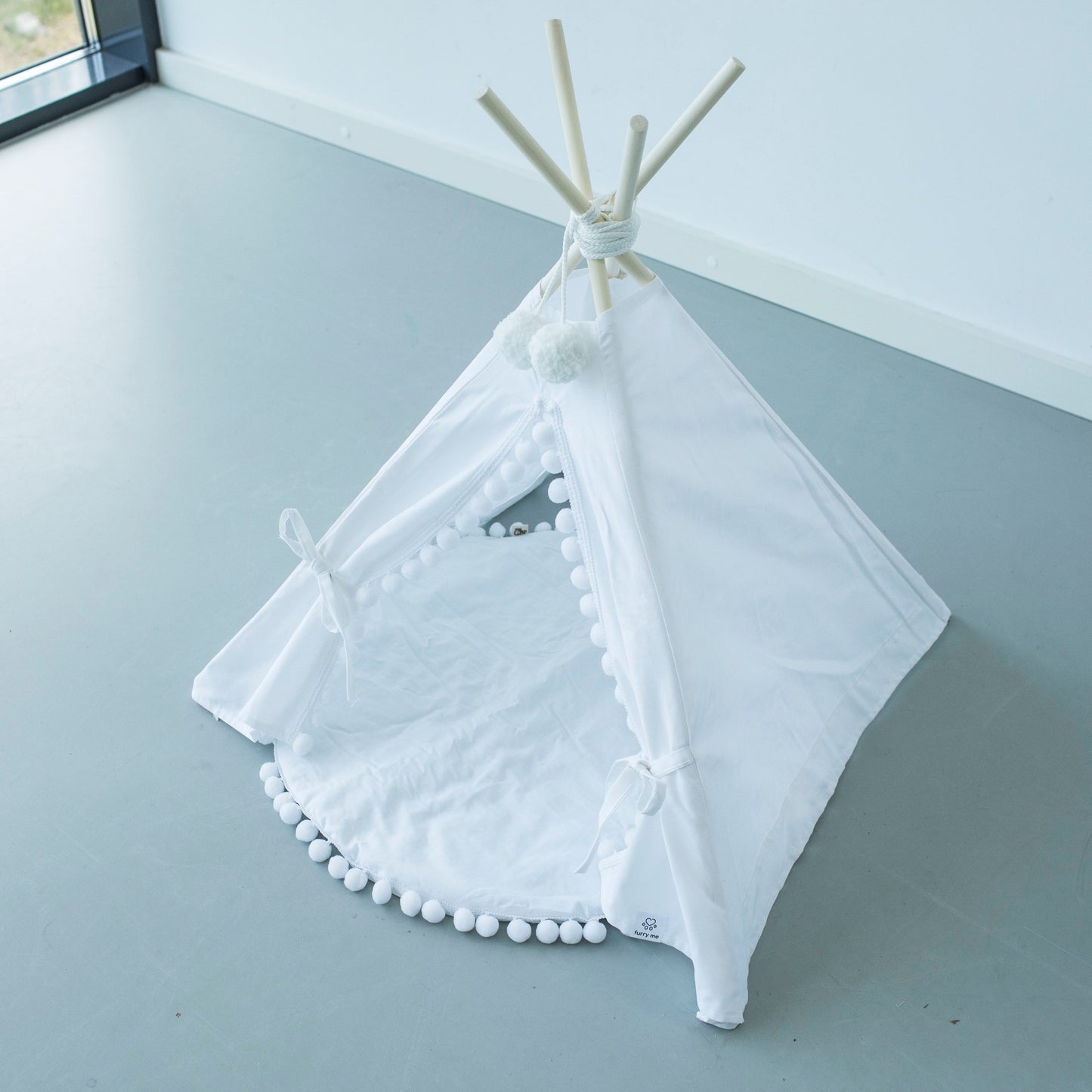 MINICAMP Cat Teepee & Dog Tent in White with Pompoms – Size S, M, L