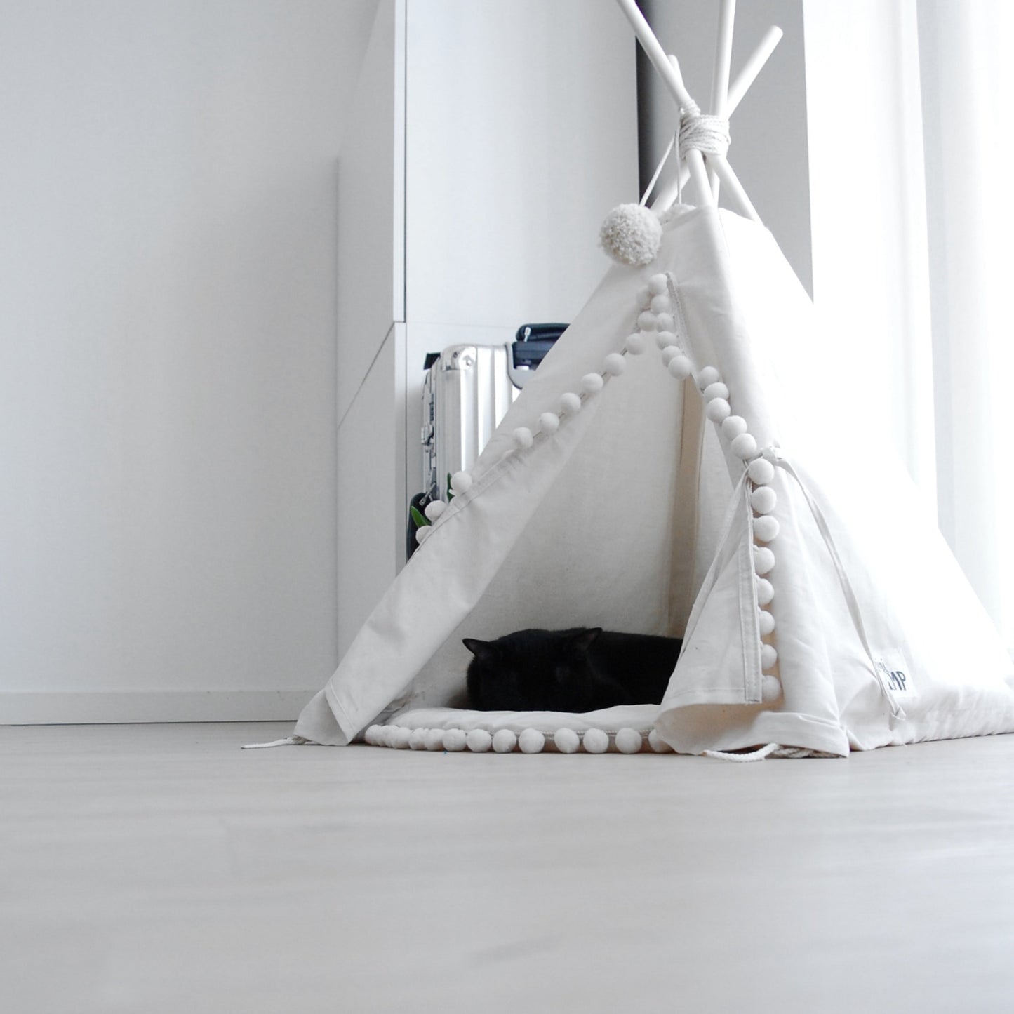 MINICAMP Cat Teepee & Dog Tent in White with Pompoms – Size S, M, L