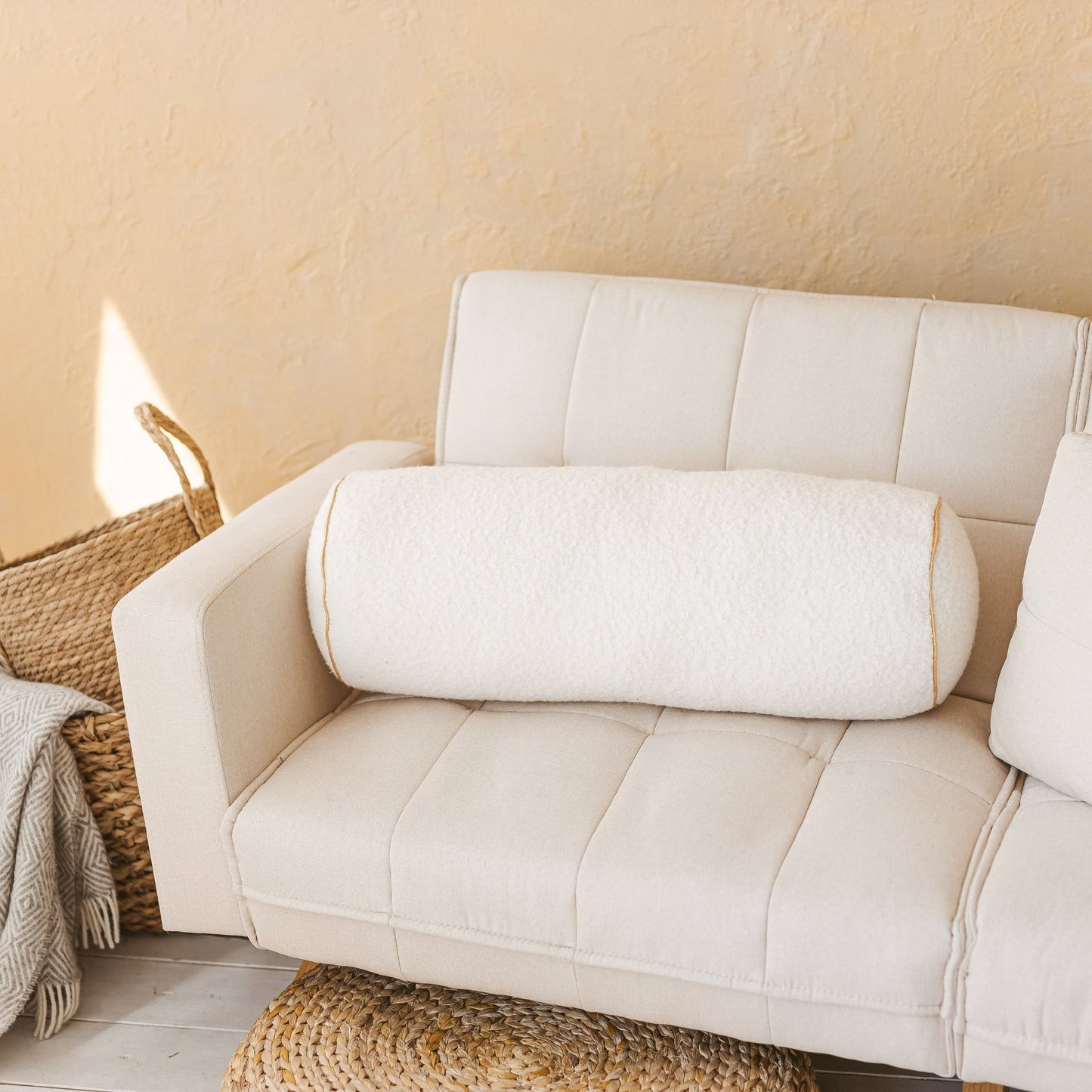 MINICAMP Nackenrolle aus Bouclé in Ecru mit Goldbesatz