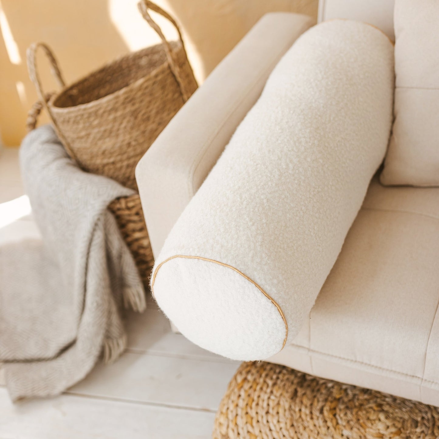 MINICAMP Nackenrolle aus Bouclé in Ecru mit Goldbesatz