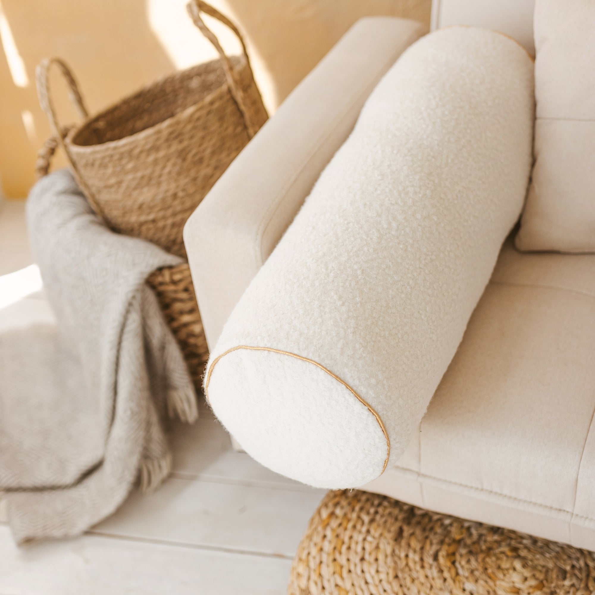 MINICAMP Nackenrolle aus Bouclé in Ecru mit Goldbesatz