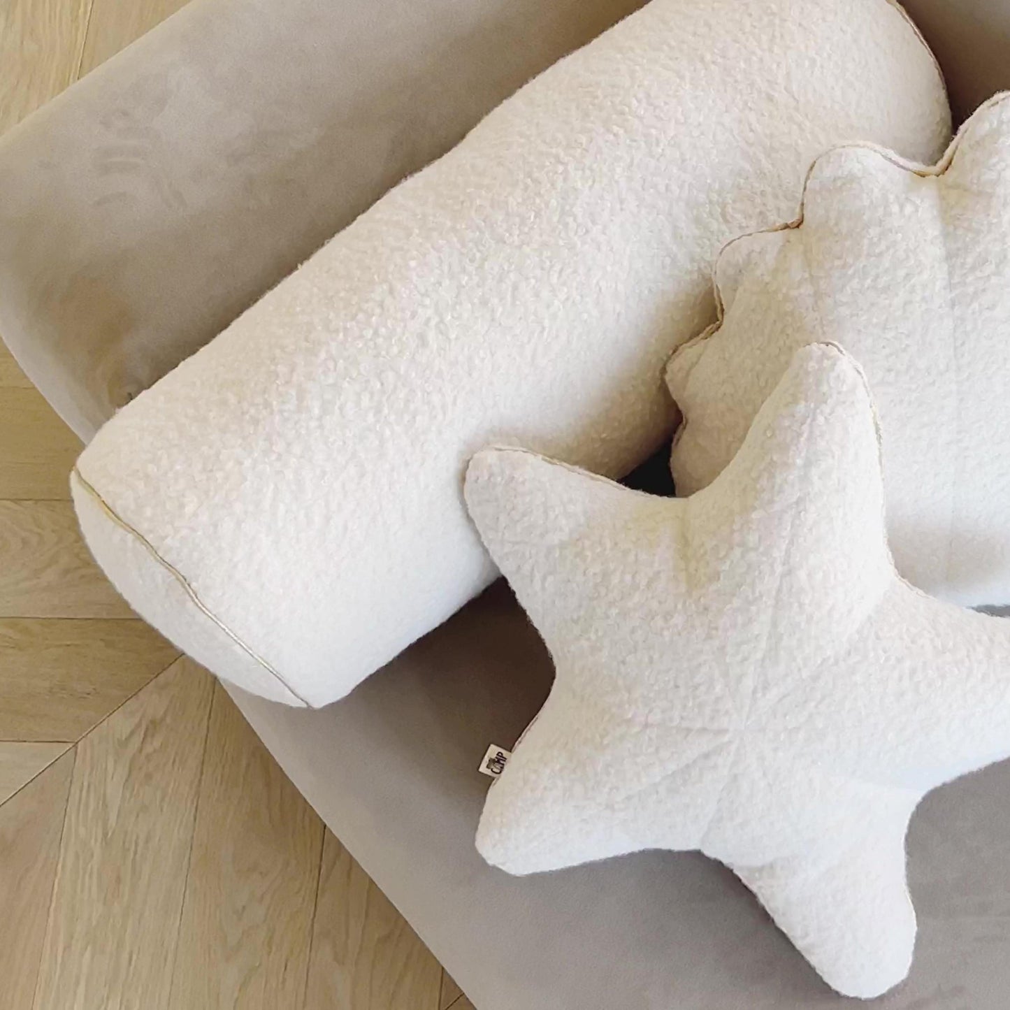 MINICAMP Nackenrolle aus Bouclé in Ecru mit Goldbesatz