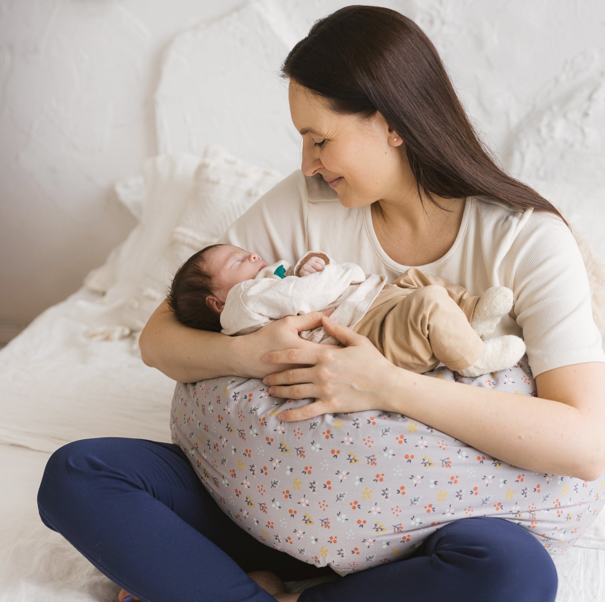 MINICAMP C-förmiges Still- und Schwangerschaftskissen mit grauem Bio-Bezug | Kapok- oder PES-Füllung