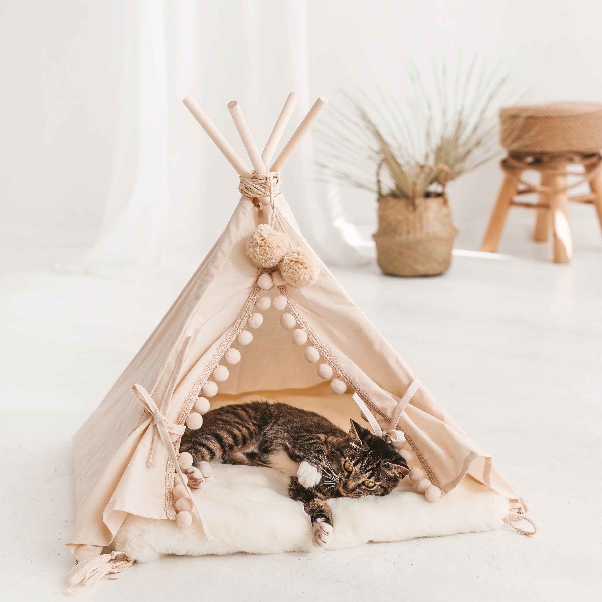 Kediler, Köpekler ve Tavşanlar için Ekru Renkli ve Suni Kürklü MINICAMP Çadırı – Bedenler XS, S, M, L