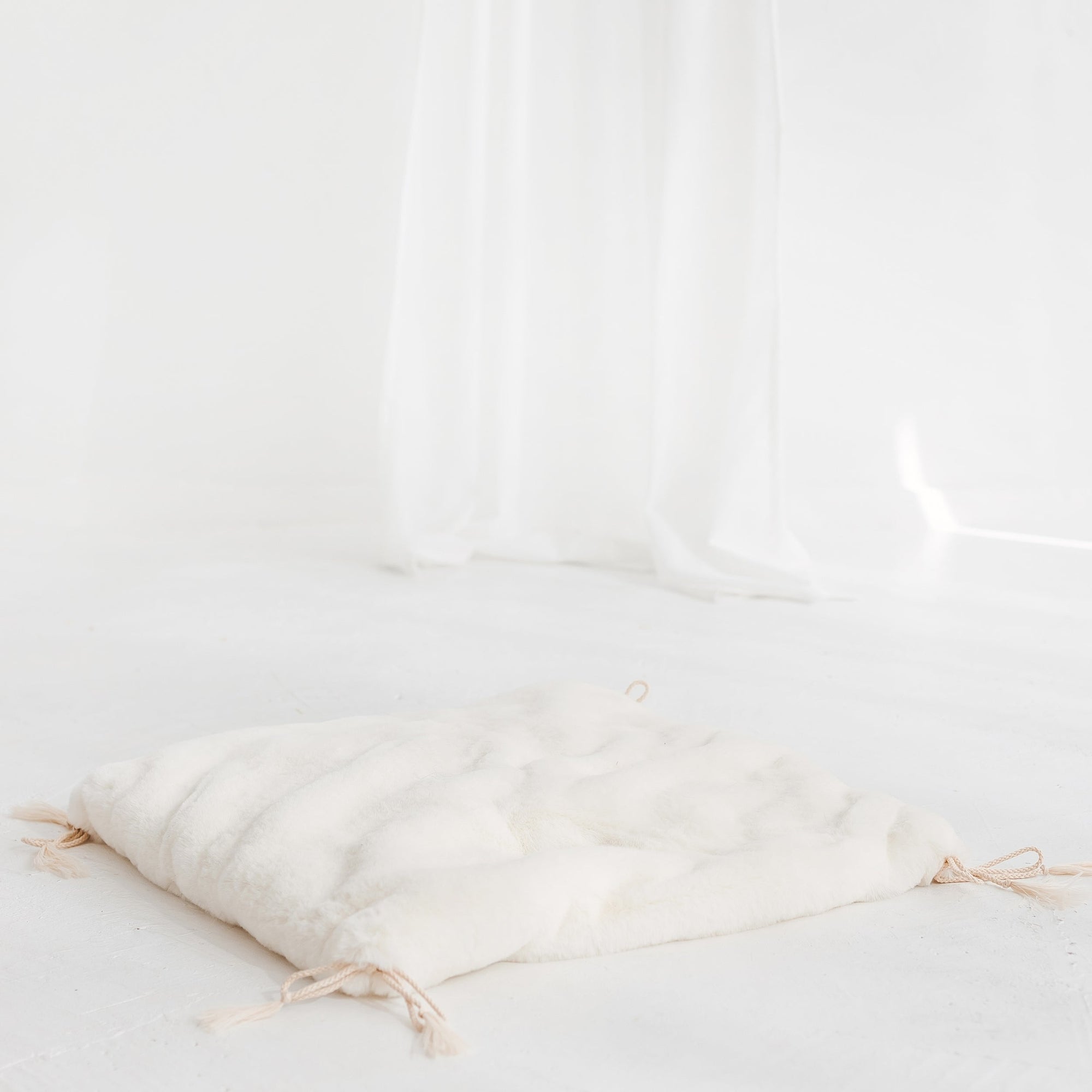 Kediler, Köpekler ve Tavşanlar için Ekru Renkli ve Suni Kürklü MINICAMP Çadırı – Bedenler XS, S, M, L