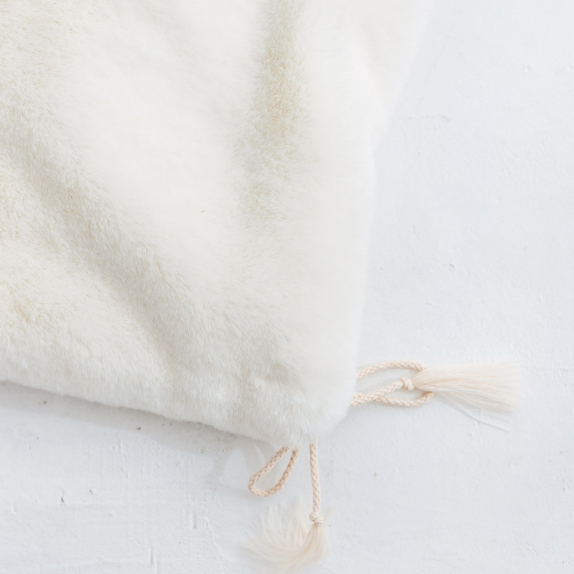 Kediler, Köpekler ve Tavşanlar için Ekru Renkli ve Suni Kürklü MINICAMP Çadırı – Bedenler XS, S, M, L