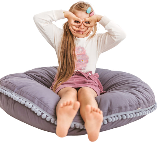 MINICAMP Großes Bodenkissen mit Pompons in Grau