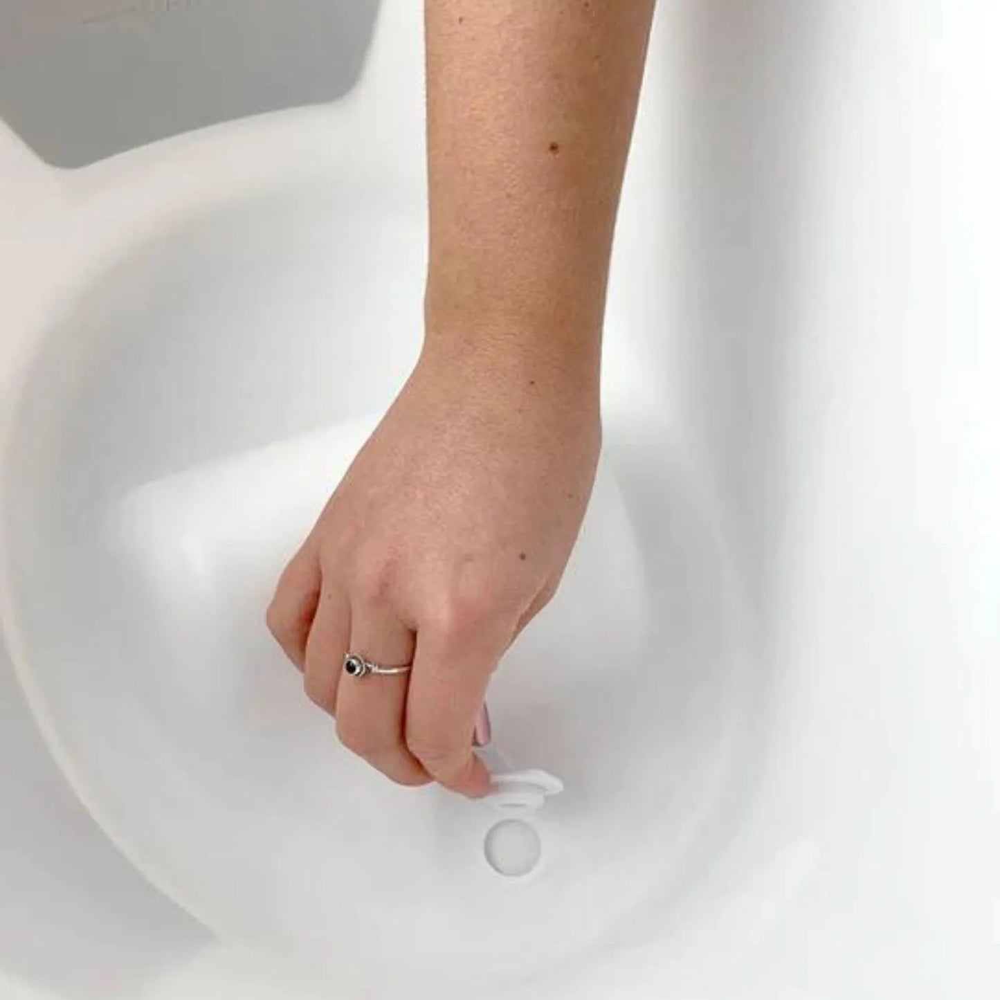 Shnuggle Newborn Baby Bath with Plug