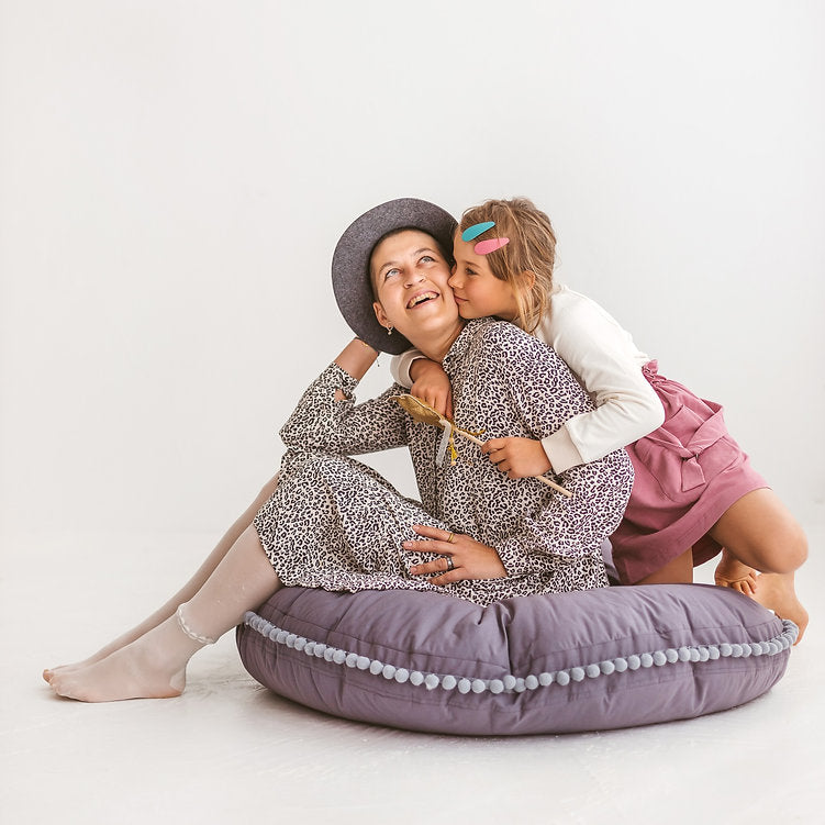 MINICAMP Großes Bodenkissen mit Pompons in Grau